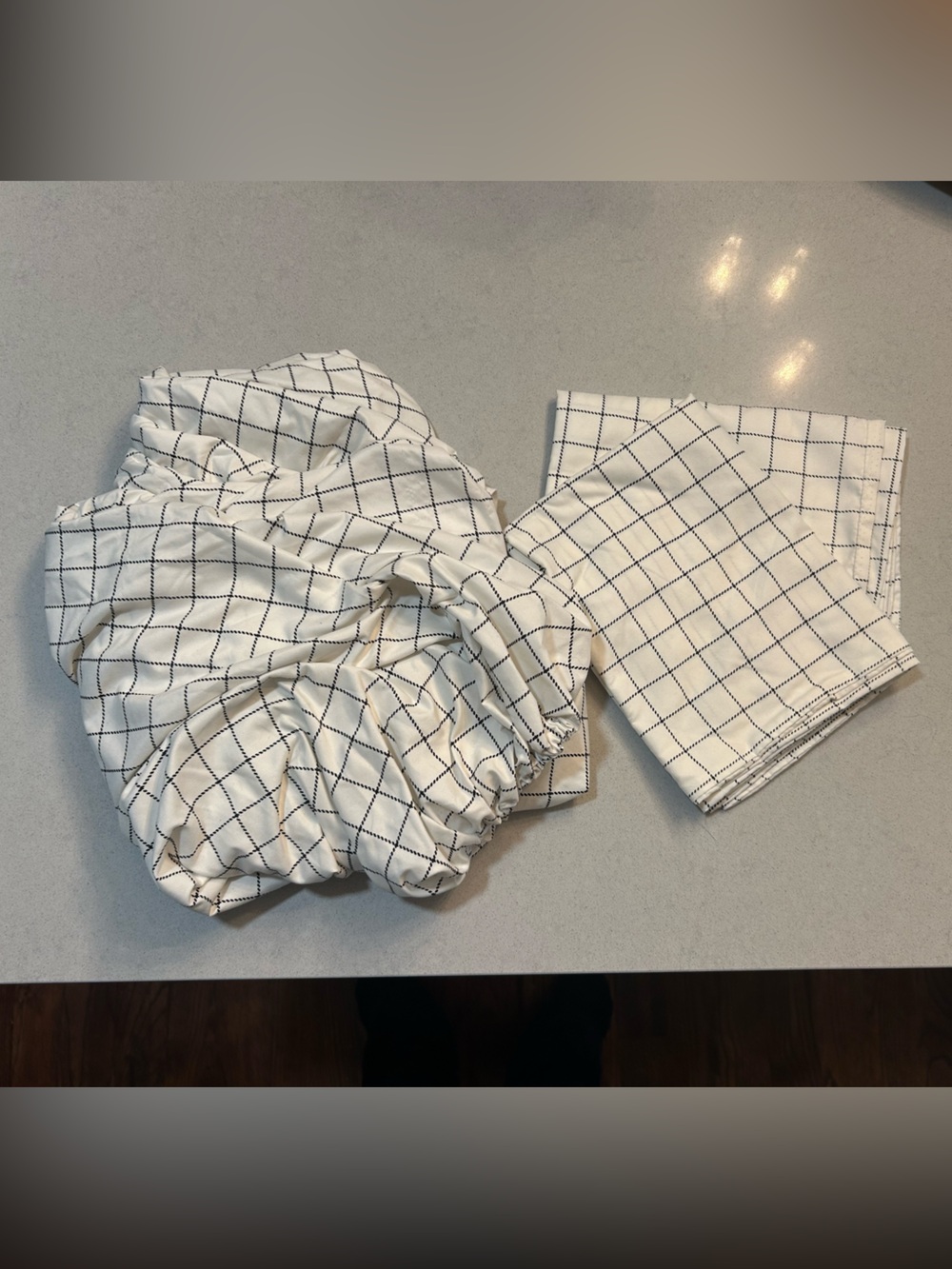 White Windowpane Grid Fitted Sheet & 2 Pillowcases - Full size